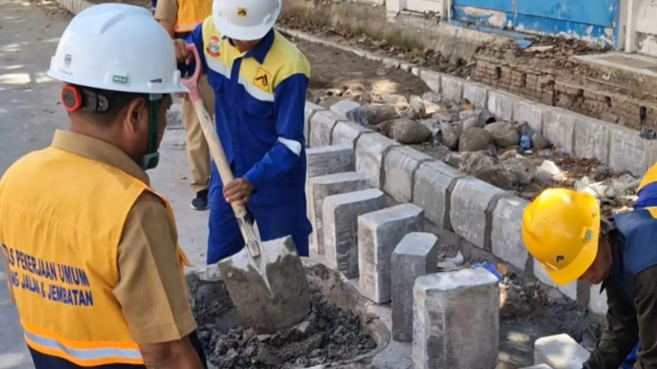 Pembangunan trotoar di lokasi penertiban belum lama ini di Kota Makassar. Foto dok Pemkot Makassar