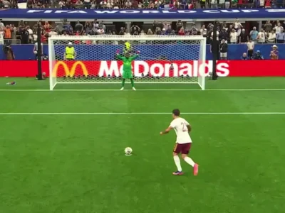 Pemain Spanyol melakukan tendangan penalti. Foto dok FIFA