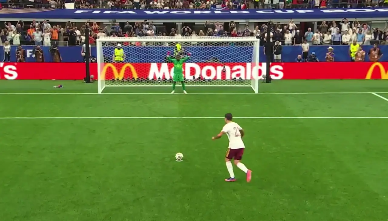 Pemain Spanyol melakukan tendangan penalti. Foto dok FIFA
